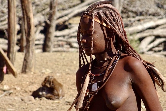 Donna della tribù Himba, indigenza del sud dell'Africa: la Namibia.