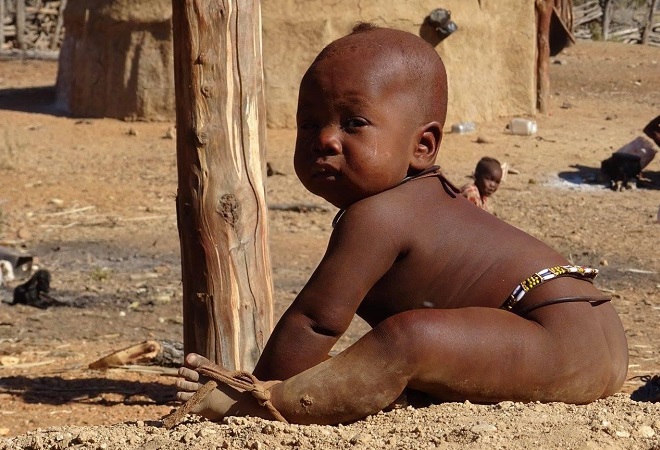 Un bimbo della popolazione Himba, tribù indigena della Namibia, porzione meridionale dell'Africa.