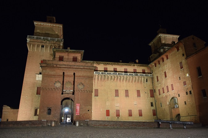Fotografia notturna del Castello Estense di Ferrara.