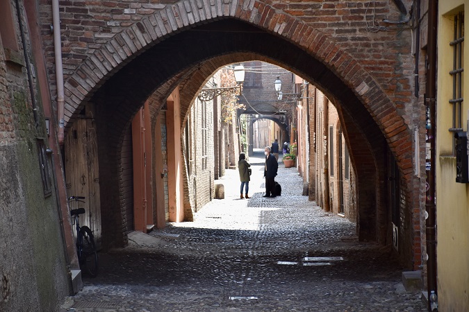 Via delle Volte, uno dei vicoli più affascinanti del centro storico di Ferrara.