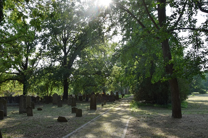 Il cimitero ebraico di Ferrara ospita la tomba dello scrittore Giorgio Bassani.