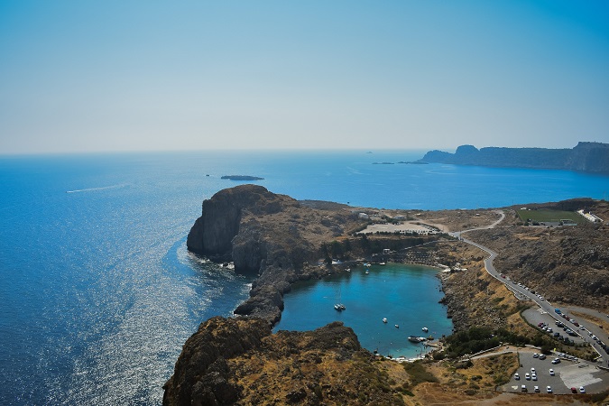 Rodi offre una vacanza al mare con combinazione di hotel e noleggio auto, per unire relax in spiaggia e scoperta storica e culturale.