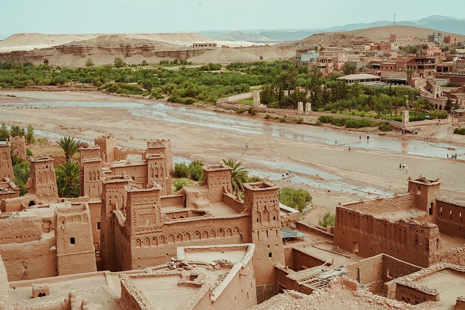 Una kasbah, una fortificazione, presente soprattutto nel Sud del Marocco, costruita con pietre, paglia e terra.
