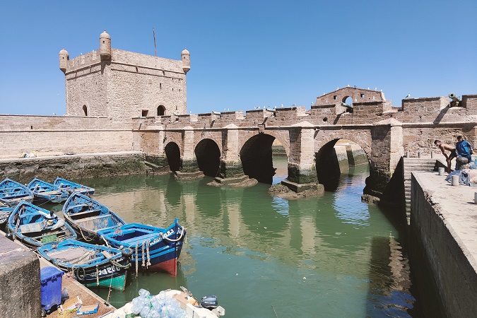 Essaouira è una cittadina di mare, che offre pesce ai pescatori e onde ai surfisti.