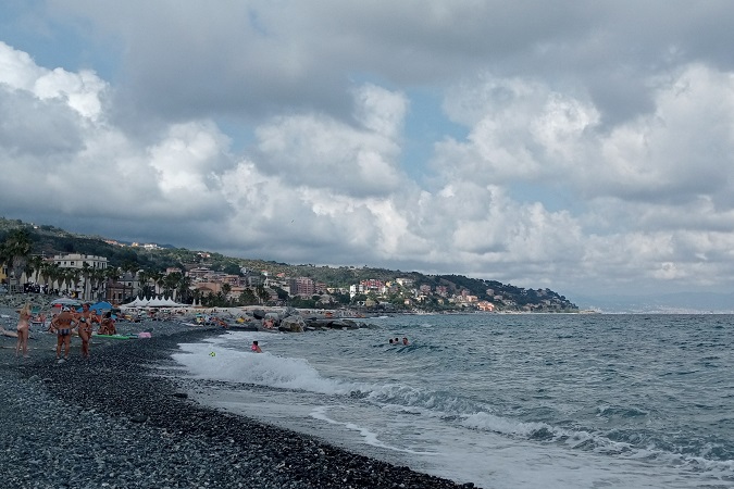 Il nome di Cogoleto deriverebbe dalla particolare conformazione della spiaggia, composta da ciottoli (cogoli), all’epoca forse l’unica nel suo genere.