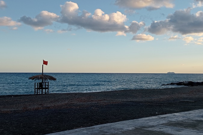 La spiaggia di Cogoleto è principalmente in ciottoli, ma non mancano soluzioni di sabbia.