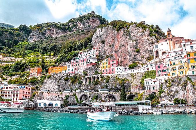 Italia on tour: una tappa imperdibile è la Costiera Amalfitana.