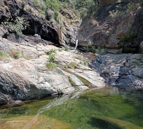 Il lago della Tina è la più grande di tre piscine naturali che si raggiunge a piedi da Arenzano.