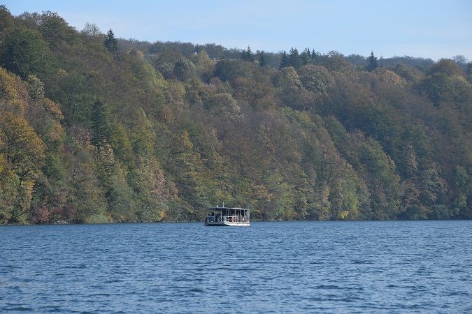 I battelli elettrici consentono di accorciare le percorrenze della visita ai laghi di Plitvice.