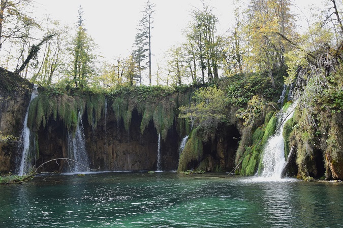 Sono numerose e tutte diverse le cascate che alimentano e collegano i laghi di Plitvice.