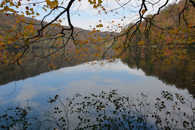 In autunno i laghi di Plitvice (Croazia) si tingono dei colori del foliage.