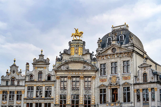 Bruxelles lascia estasiati con la Grand Place o Grote Markt, una favolosa piazza Patrimonio Unesco, un salotto circondato da edifici storici abbelliti da dettagli color oro.