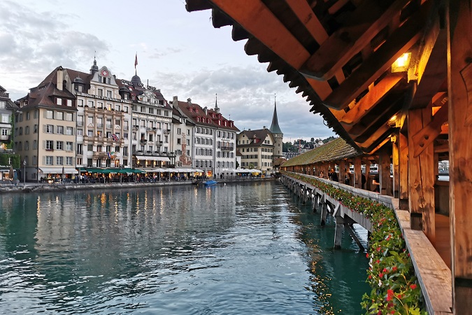 Il caratteristico ponte di legno di Lucerna.