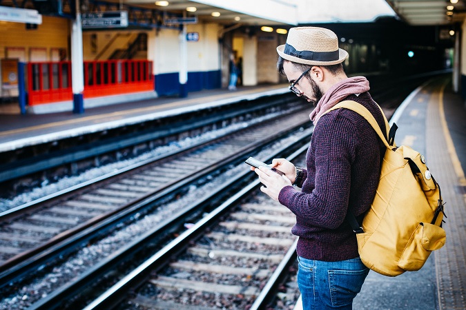 Scegliere di viaggiare in treno piuttosto che in aereo può ridurre in modo significativo il budget necessario.