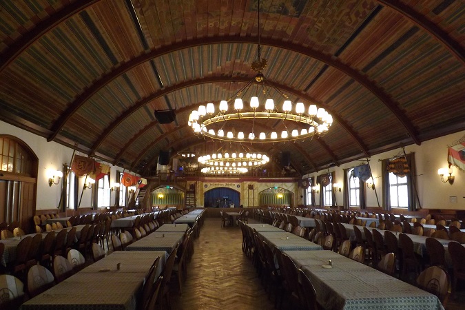 Da non perdere a Monaco di Baveria il piccolo Oktoberfest della Hofbräuhaus, una vasta birreria aperta nel 1589, dove trovano posto fino a 5000 persone.