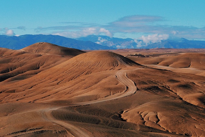 Il deserto marocchino di Agafay, una regione rocciosa a un'ora di viaggio da Marrakech.