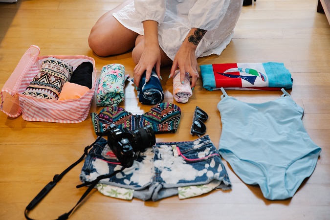 Una ragazza prepara il contenuto della sua valigia: l'unico impegno per chi sceglie un viaggio organizzato.