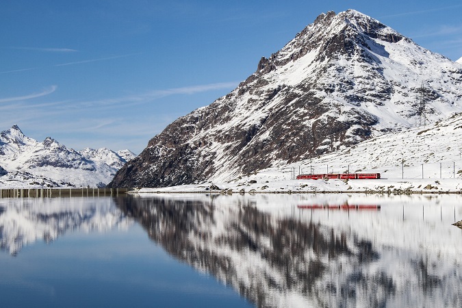 Il Trenino Rosso del Bernina è la scelta ideale per chi è in cerca di una Pasqua panoramica.