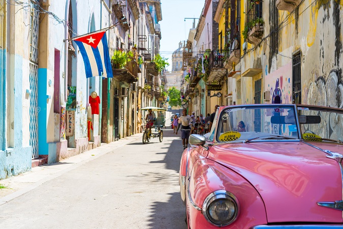Una via di Cuba, dove il soggiorno più tipico è nelle casa particular.