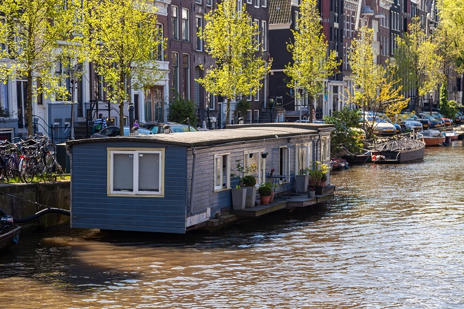 Le case nel mondo hanno forme diverse. In alcuni paesi quella di una barca: l'houseboat!