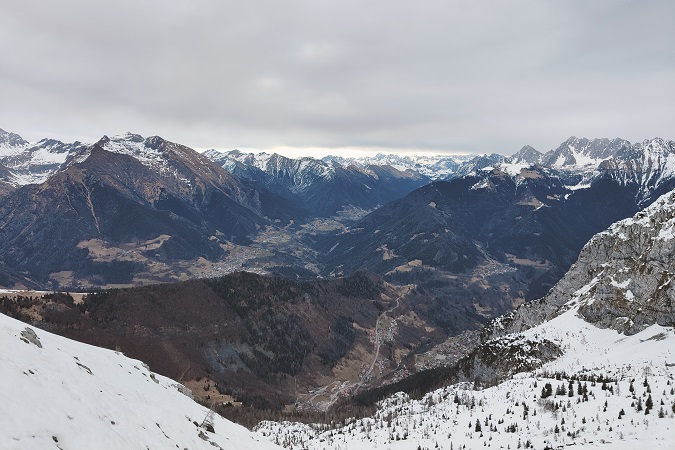 Vista della val di Scalve dal rifugio Albani, in provincia di Bergamo.