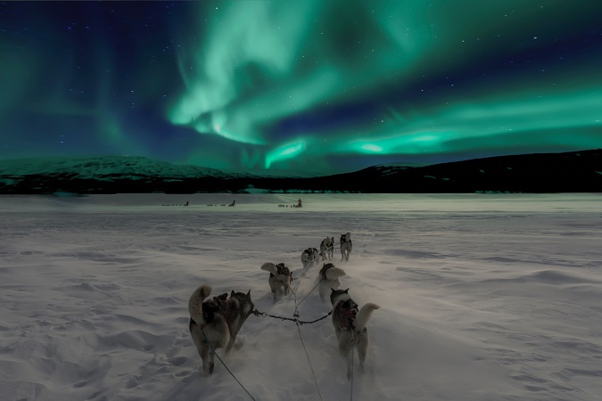 Le Luci del Nord sono un fenomeno luminoso fluttuante e cangiante che si produce negli strati superiori dell'atmosfera per effetto dell'interazione delle particelle trasportate dal vento solare.