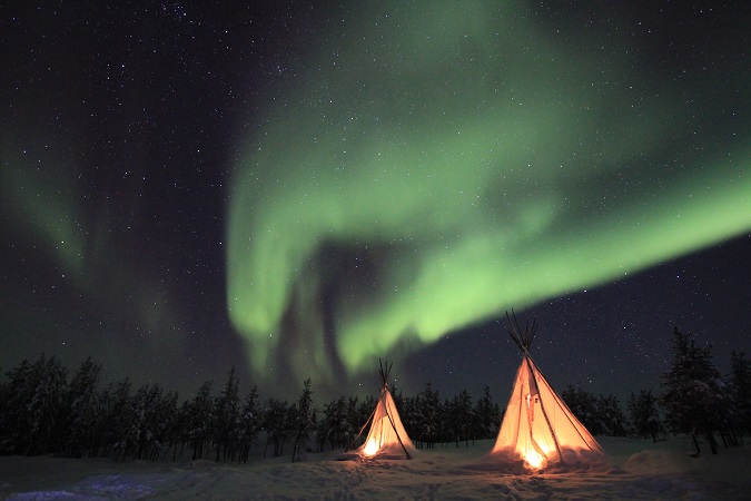 Il fenomeno aurorale si osserva quindi sia alle latitudini settentrionali sia a quelle meridionali, per cui si parla di aurora boreale così come di aurora australe.