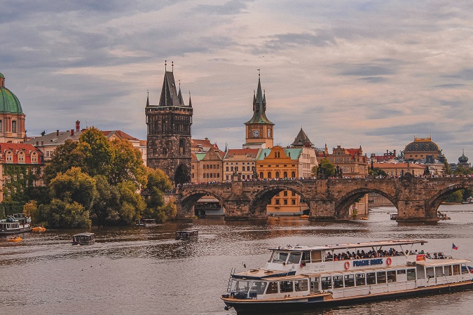Un giro in barca sulla Moldava è uno dei must have di un viaggio a Praga.