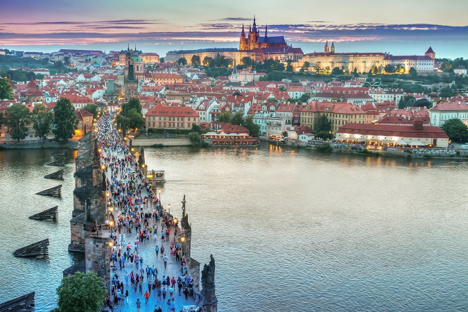 La prima risposta alla domanda "che cosa vedere a Praga" è sicuramente il Ponte Carlo.
