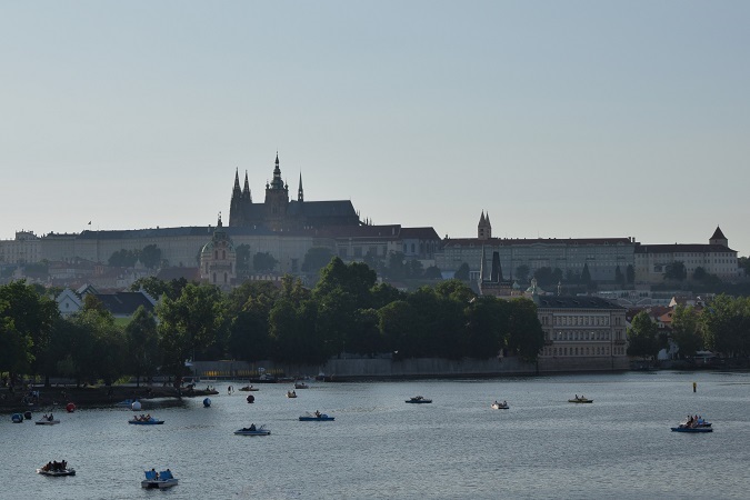 Scorcio del castello di Praga e del suo fiume, la Moldava