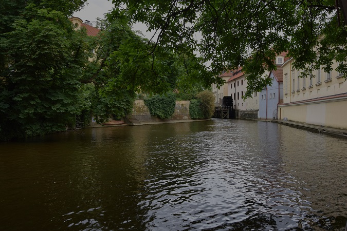 L'imbocco della Čertovka, il canale artificiale in cui fluisce una piccola parte del fiume di Praga.
