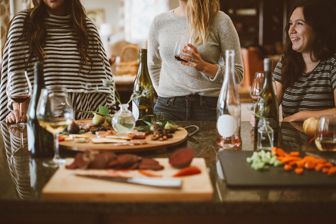 Tornare dalle vacanze e organizzare una cena con gli amici per raccontarsi vicendevolmente le esperienze e guardare le fotografie di viaggio è abitudine ancora presente anche se in declino.