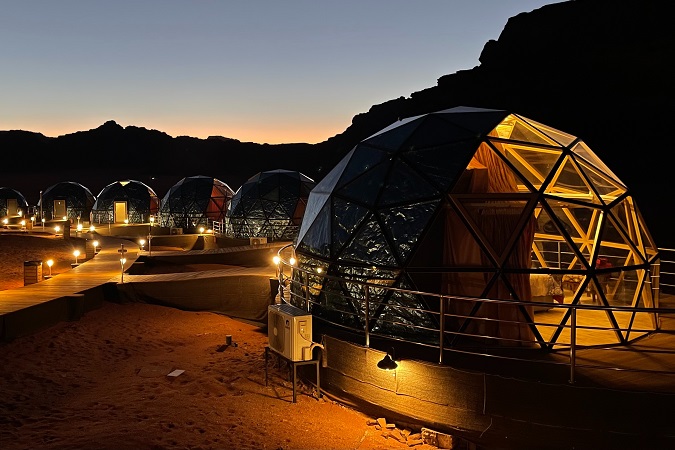 Nel deserto di Wadi Rum, in Giordania, è possibile pernottare in modernissime "tende" a forma di bolla.