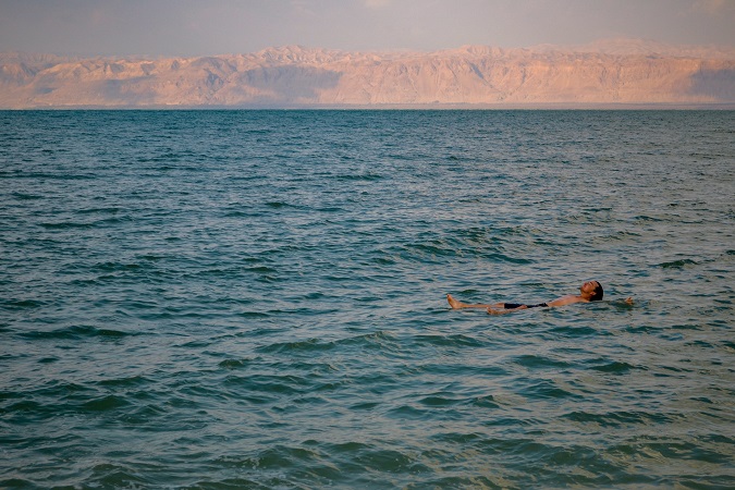 Un bagno nel mar Morto, tappa dei tour in Giordania per sperimentare la facilità del galleggiamento per effetto dell'elevata salinità.
