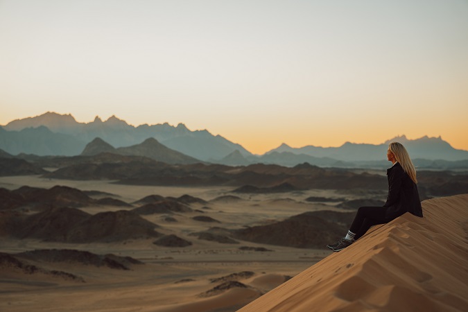 Il deserto come simbolo di isolamento e disconnessione.