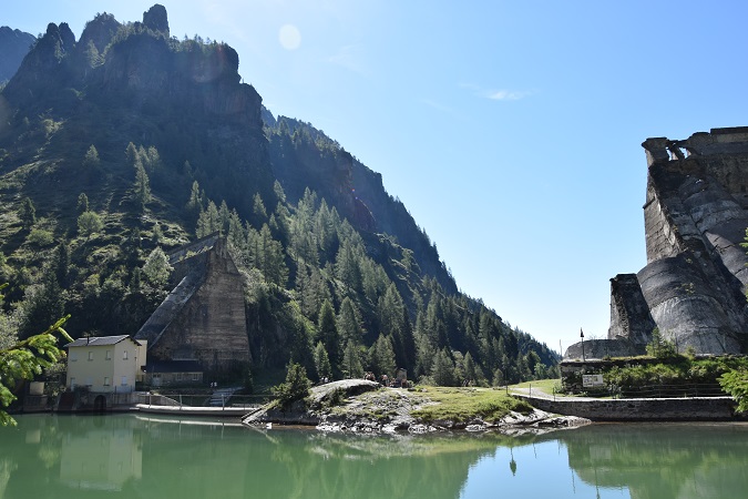 I resti della diga del Gleno.