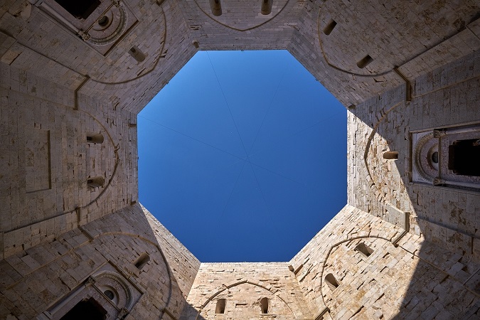 L'interno della fortezza di Castel del Monte, visitabile nel viaggio a piedi in Puglia, lungo i Cammini Federiciani.