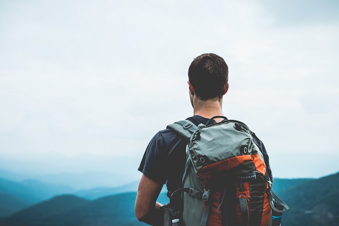 Il primo consiglio per un viaggio a piedi è di puntare su abbigliamento comodo e, soprattutto, su calzature già rodate.