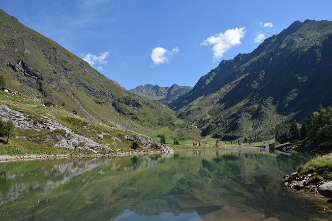 La piana alle spalle della diga del Gleno.