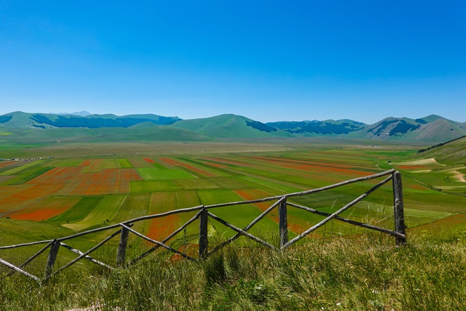 Il Touring Club Italiano attribuisce il marchio "Bandiera arancione" ai piccoli borghi dell’entroterra che si distinguono per il patrimonio storico, culturale e ambientale combinato a un'accoglienza di qualità, come Norcia.