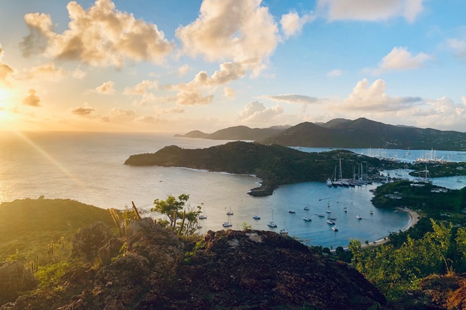 I Caraibi, conosciuti anche come Mar dei Caraibi, sono una regione geografica dell'America composta da un vasto gruppo di isole, arcipelaghi e paesi situati nel Mar dei Caraibi.