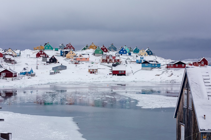 In inverno in Groenlandia ci si sposta essenzialmente con slitte con cani o motoslitte.