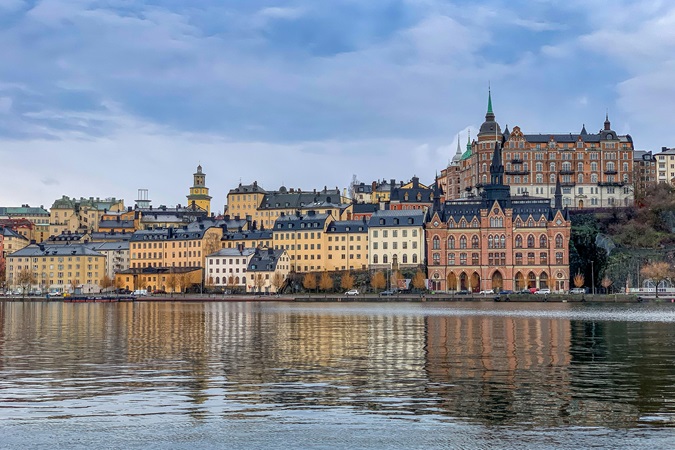 Gamla Stan, il centro storico di Stoccolma, è un labirinto di strade acciottolate e edifici colorati che risalgono al Medioevo.