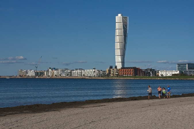 Malmö: il Turning Torso, uno dei grattacieli più alti d'Europa, offre panorami mozzafiato sulla città e sullo stretto di Øresund.