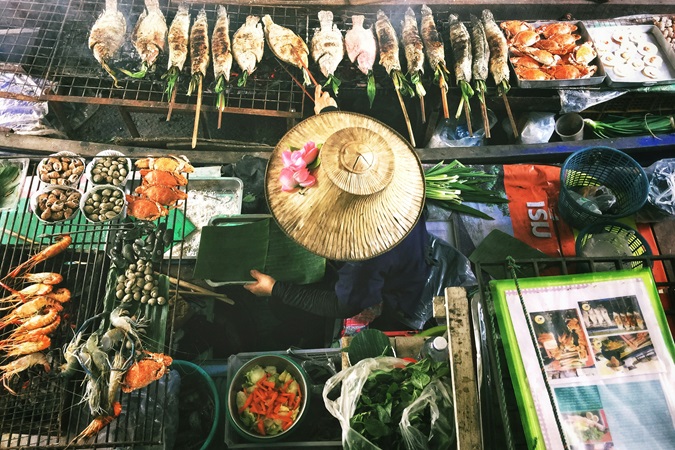 I mercati tradizionali sono un'esperienza sensoriale di immersione nella cultura thailandese.