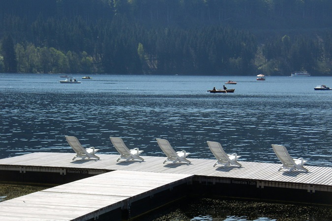 Il lago Titisee, immerso tra le verdi colline e le fronde secolari della Foresta Nera, è un'oasi di serenità e tranquillità.