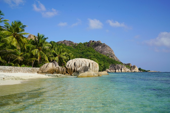 Le coste delle Seychelles, spesso orlate da strisce di finissima sabbia e protette in alcuni punti dalla barriera corallina, sono una sequenza di palme da cocco e di alberi di takamaka che si specchiano nelle limpidissime acque turchesi del suo mare.
