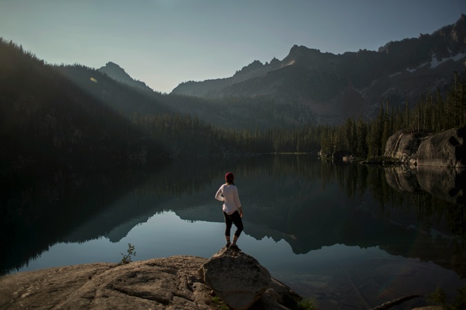 Il manifesto dell'edizione 2024 del Trento Film Festival è realizzato da una mano femminile e rappresenta la montagna come forza creatrice, madre.