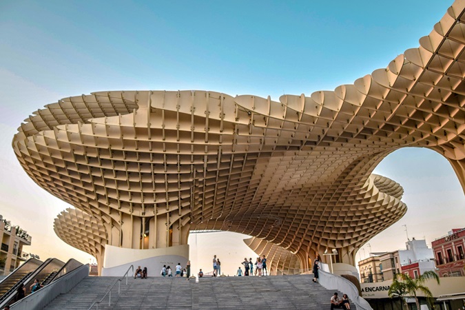 Il Metropol Parasol, la struttura in legno più estesa al mondo, che fa ombra alla Plaza de la Encarnación di Siviglia, in Andalusia.