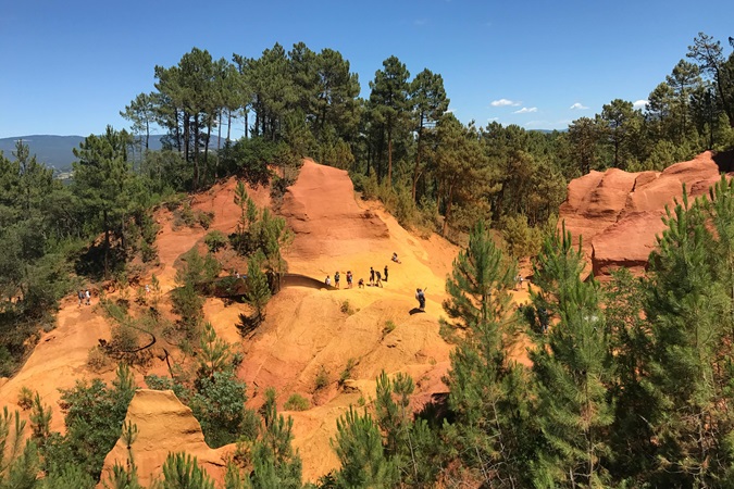 Roussillon, località della Provenza, è nota per gli estesi giacimenti d'ocra che la circondano.
